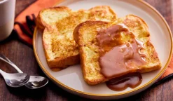 2 brioches façon pain perdu, sauce caramel