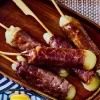 6 brochettes de boeuf au fromage,sauce soja sucrée