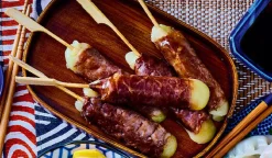 6 brochettes de boeuf au fromage,sauce soja sucrée