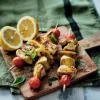 4 brochettes de poulet mariné au citron et au basilic