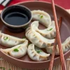 8 gyoza aux légumes, bouchées vapeur, sauce soja