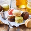 16 macarons chocolat, framboise, vanille, pistache