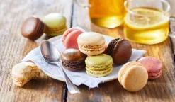 16 macarons chocolat, framboise, vanille, pistache