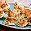 8 mini kebabs, poulet rôti, sauce blanche, épices