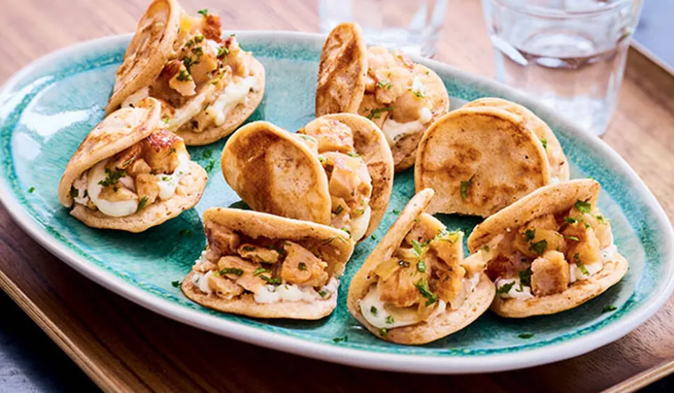 8 mini kebabs, poulet rôti, sauce blanche, épices