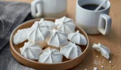 14 mini meringues