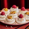 8 mini-pavlovas, 4 fruits exotiques, 4 framboise