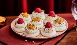 8 mini-pavlovas, 4 fruits exotiques, 4 framboise