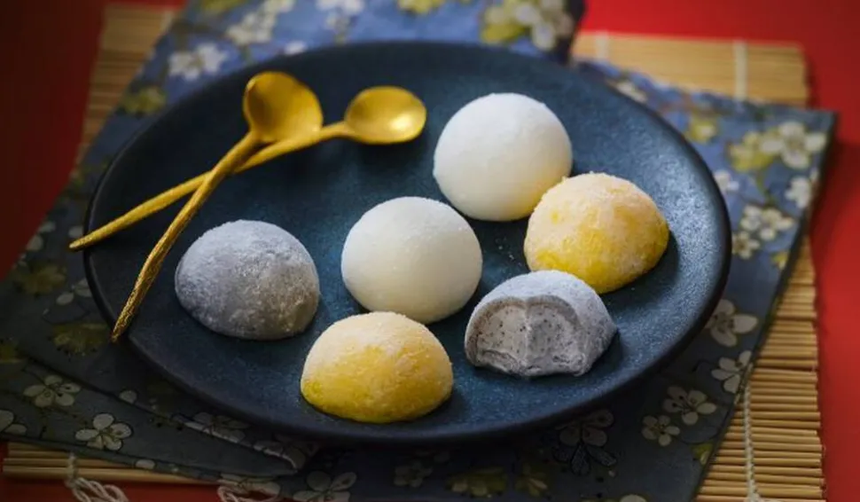 6 mochis glacés noix coco, sésame noir, mangue