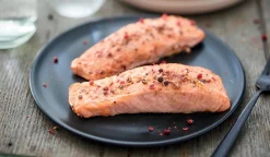 2 pavés de saumon au citron et au poivre