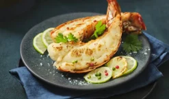 2 queues de langouste blanche, Caraïbes, crues