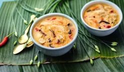 2 soupes thaï au poulet et aux vermicelles