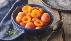 Abricots en oreillons, France