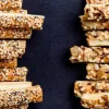 Assortiment de sticks feuilletés graines-fromages