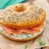 Bagel saumon fumé, fromage frais, ciboulette