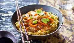 Bœuf aux oignons et nouilles chinoises aux légumes