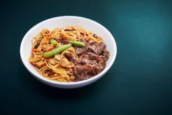 Bœuf mariné, nouilles et légumes sautés, sauce soja sésame
