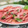 Carpaccio de bœuf et sa marinade à l'huile d'olive 5 % et au basilic