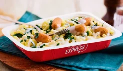 Coquillettes, mini-knacks et sauce à l'emmental