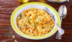 Crevettes à l'indienne, lentilles corail, légumes