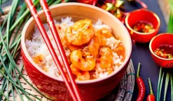 Crevettes sauce piquante et riz thaï
