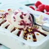 Crème glacée nougat sauce aux fruits rouges
