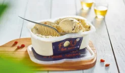 Crème glacée rhum, avec raisins macérés au rhum