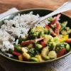 Curry vert de légumes et riz thaï