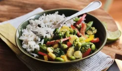 Curry vert de légumes et riz thaï