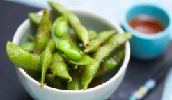 Edamame et sauce épicée