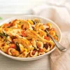 Emincés de poulet, conchiglie complètes, légumes