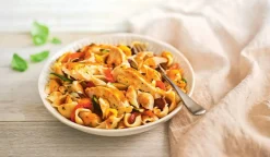 Emincés de poulet, conchiglie complètes, légumes