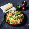 Emincés de poulet, tagliatelles, légumes façon wok