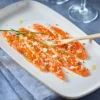 Emincés saumon mariné aux échalotes, zestes citron