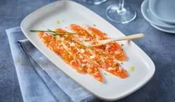 Emincés saumon mariné aux échalotes, zestes citron