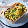 Gratin de pâte, épinard, poireau et sauce au comté