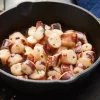 Morceaux de calmar géant huile d'olive basilic pi