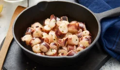 Morceaux de calmar géant huile d'olive basilic pi