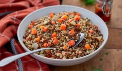 Perles de blé et lentilles vertes cuisinées