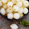 Petits oignons blancs entiers, épluchés
