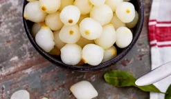 Petits oignons blancs entiers, épluchés