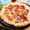 Pizza 3 fromages salami sauce barbecue