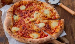 Pizza margherita Italia tomate, mozzarella