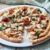 Pizza tomate, poulet, artichaut