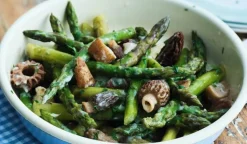 Poêlée pointes asperges vertes, cèpes et morilles