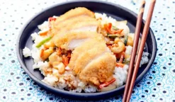 Poulet karaage, riz et légumes cuisinés