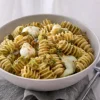 Radiatori au pesto et mozzarella au lait de bufflonne