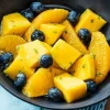 Salade de fruits bio, mangues, oranges, blueberries