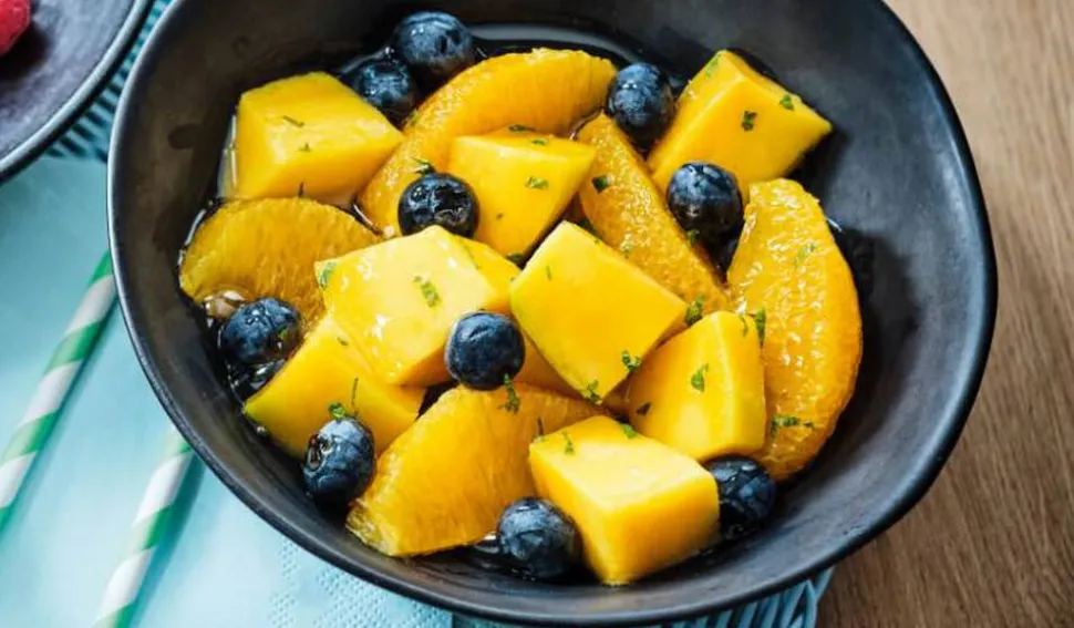 Salade de fruits bio, mangues, oranges, blueberries