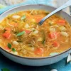 So soupe de légumes, haricots blancs, vermicelles